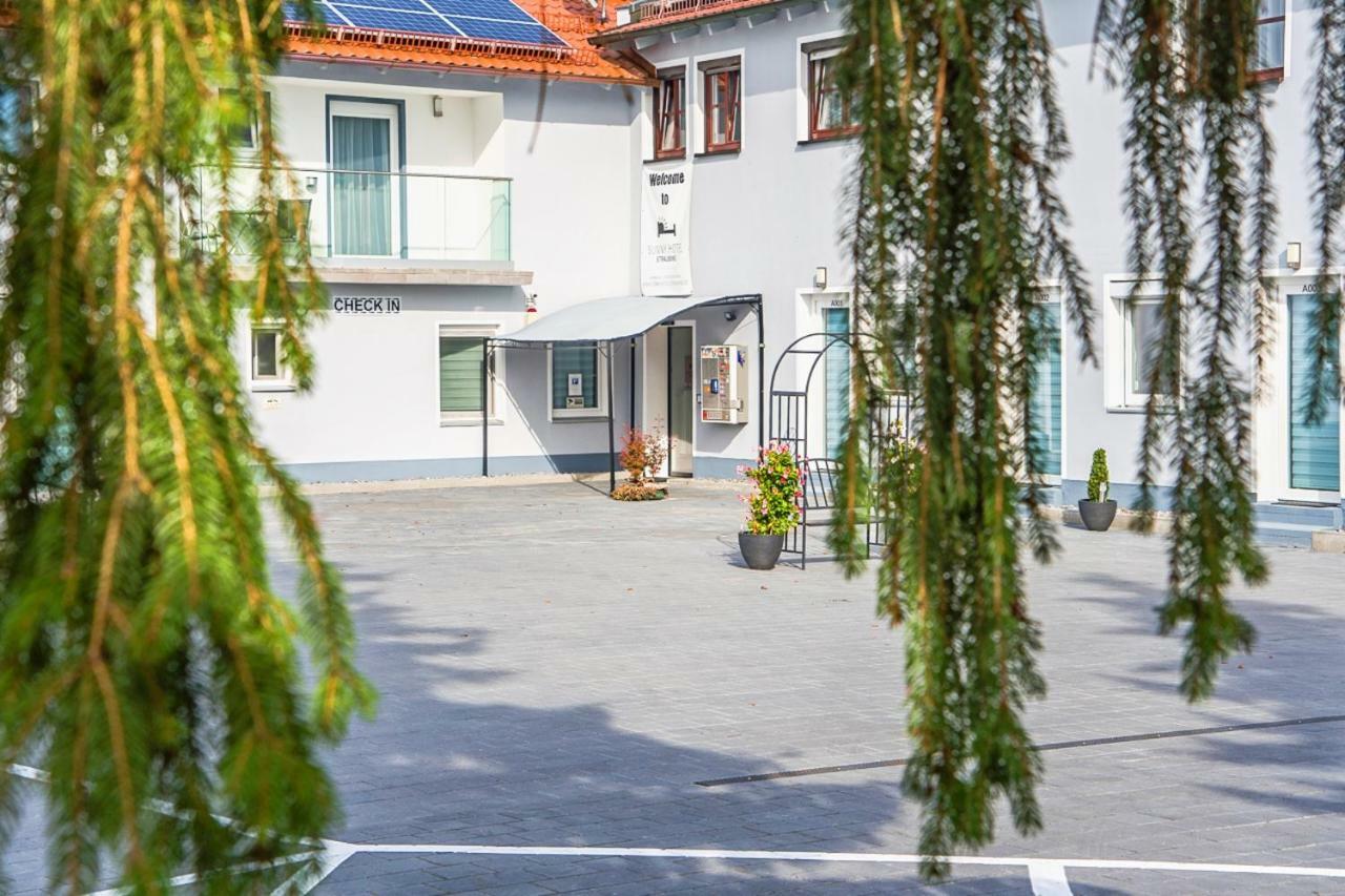 Sunny Hotel Στράουμπινγκ Εξωτερικό φωτογραφία